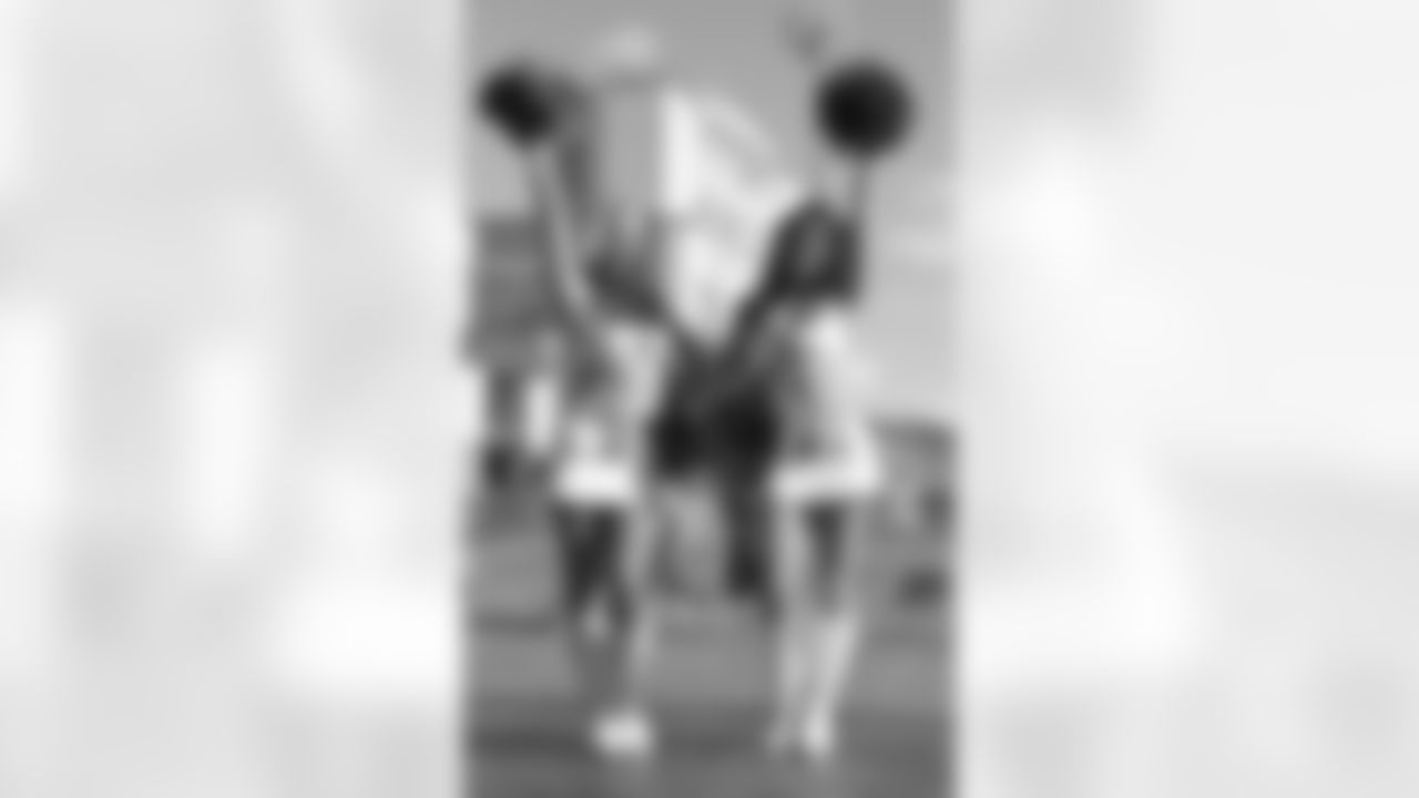 Who doesn't love our amazing Flight Crew Cheerleaders? They'll be at SUNY Cortland tomorrow posing with fans nears Jets fest and will give everyone a performance during halftime.