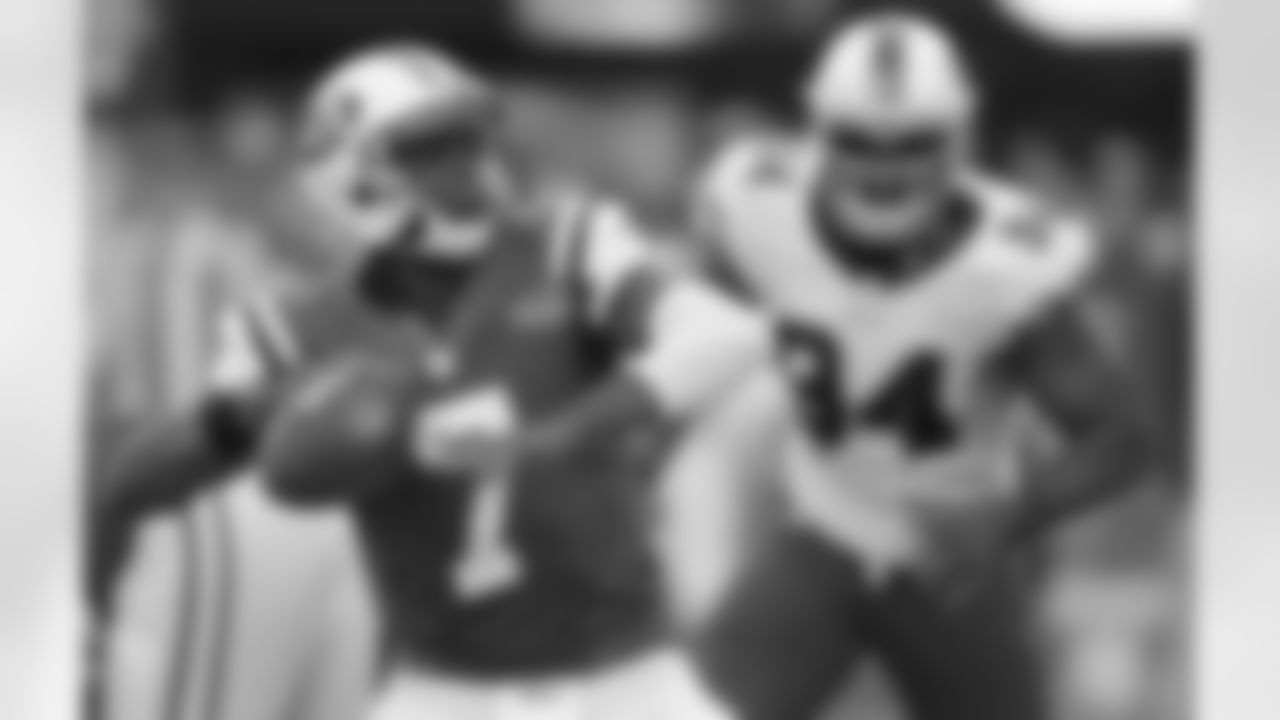 Geno Smith throws a touchdown pass to Stephen Hill against the Buffalo Bills