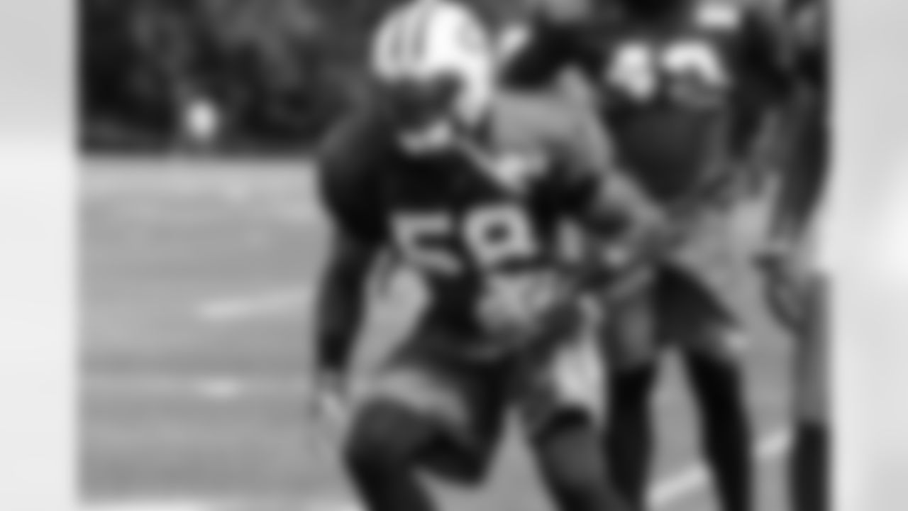 LB Erin Henderson