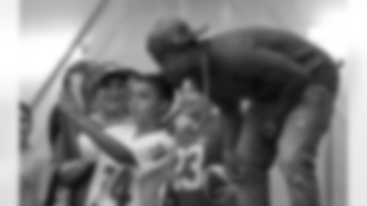Jeremy Kerley poses for a selfie with a young Jets Fan