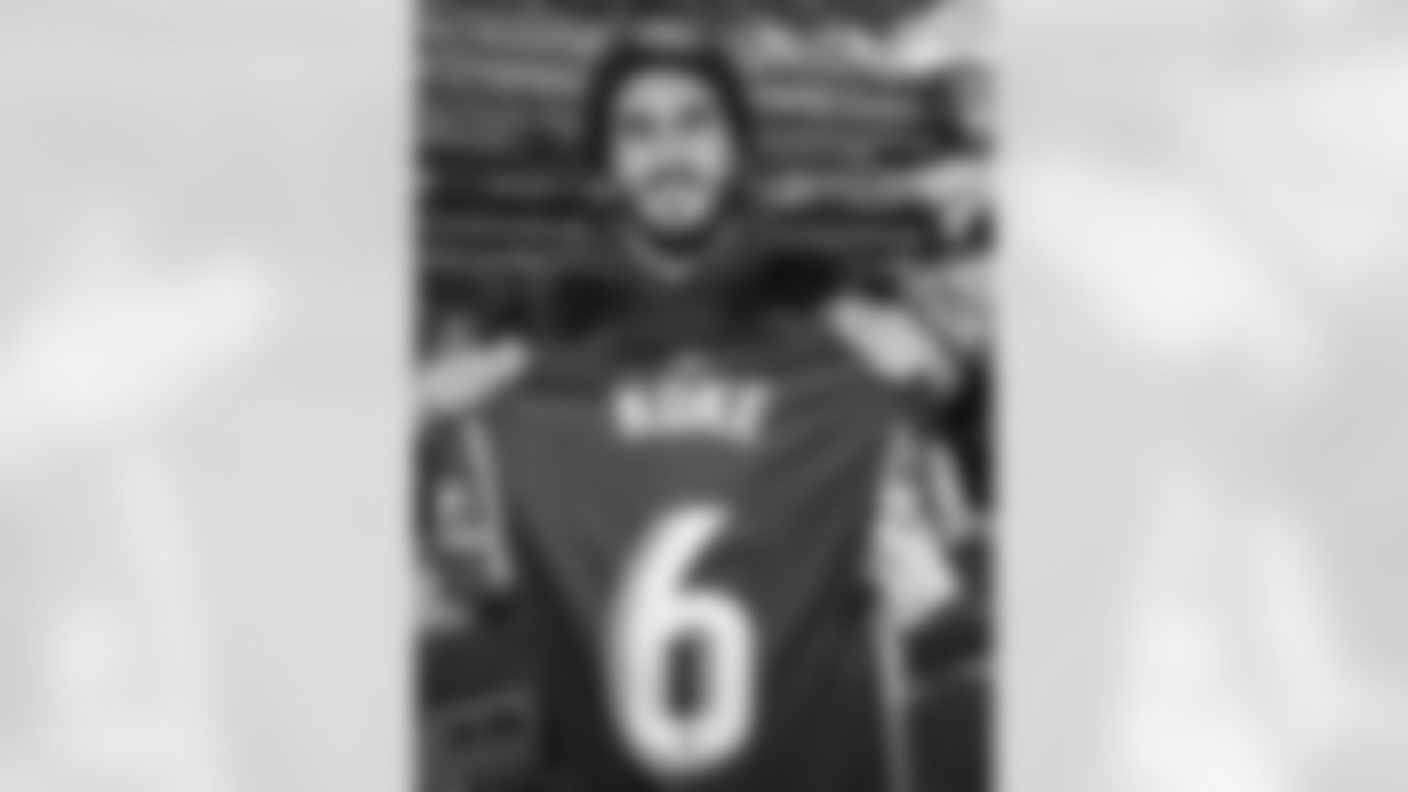 Koke signs jersey for DL Quinnen Williams