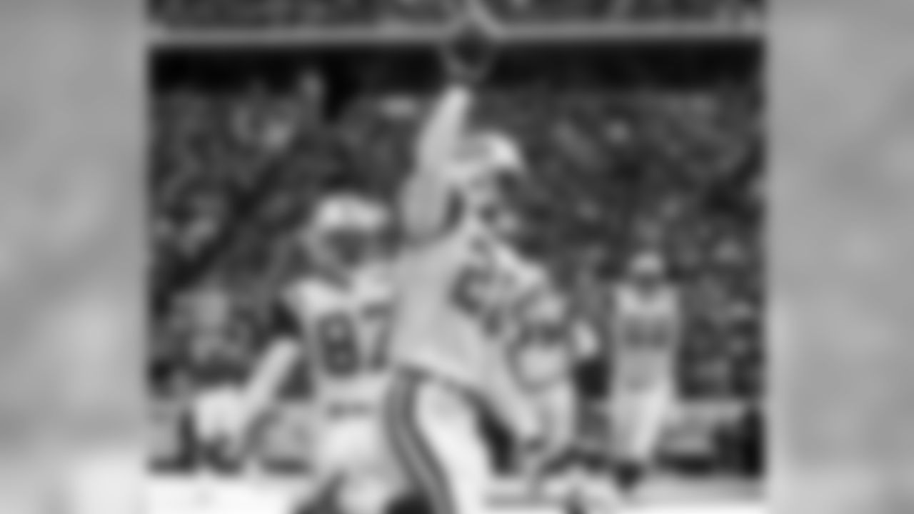 New York Jets' Richie Anderson celebrates as he scores a touchdown during the first half against the Buffalo Bills at Ralph Wilson Stadium in Orchard Park, N.Y., Sunday, Oct. 7, 2001. (AP Photo/David Duprey)