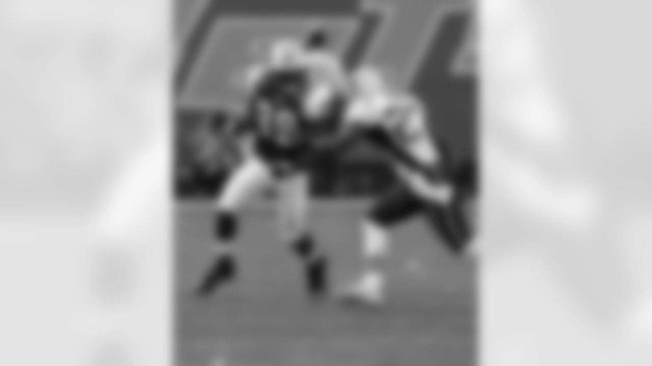 Despite six catches for 121 yards and a touchdown by WR Jerricho Cotchery (no. 89), the Jets lost to the Patriots 24-17 on 9/17/06.
