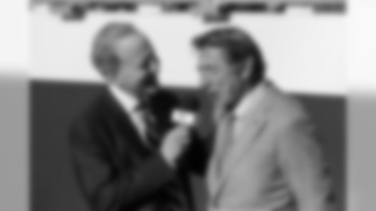 Announcer Jim Gray interviews Hall of Famer Joe Namath the NFL Super Bowl 50 football game Sunday, Feb. 7, 2016, in Santa Clara, Calif. (AP Photo/Gregory Payan)