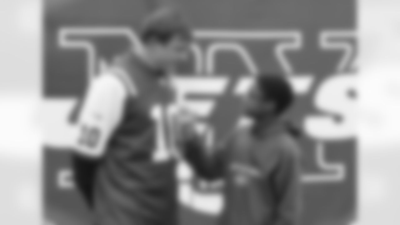 Generation Jets Kids Club Gameday Reporter, Amiri, interviews former QB Chad Pennington.