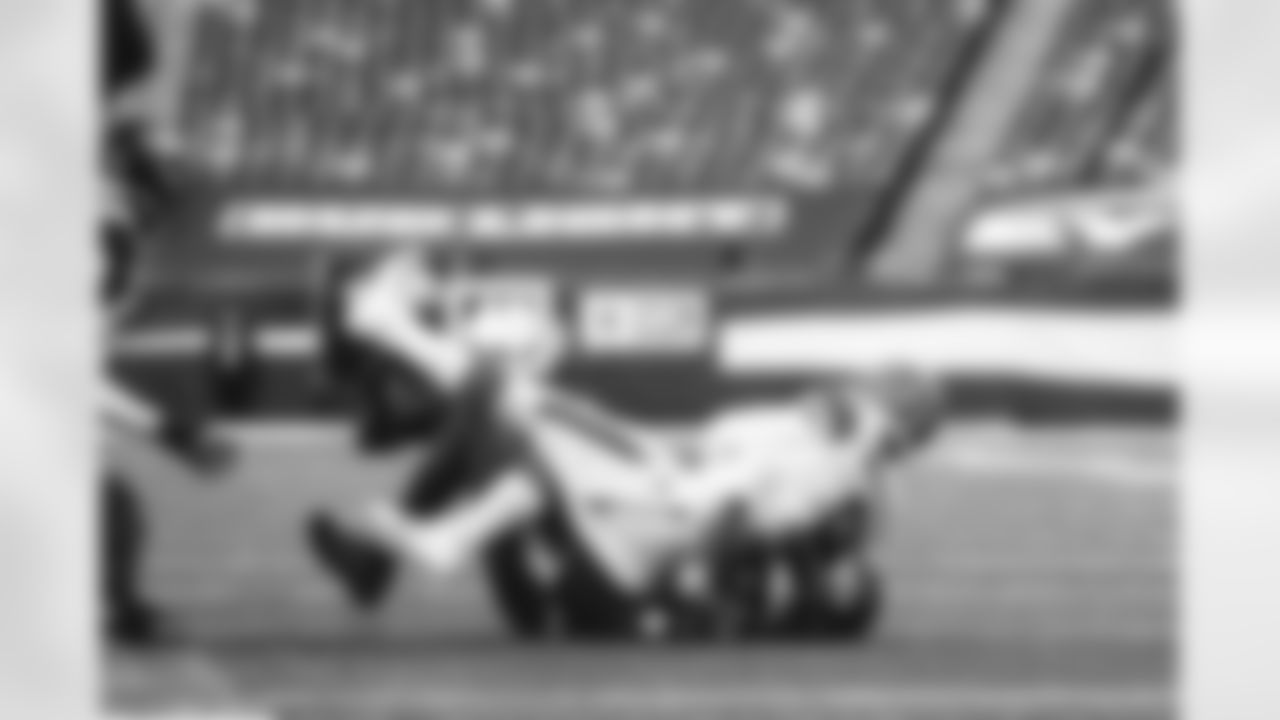 New York Jets Line Backer Tarell Basham forces Browns QB Baker Mayfield to fumble