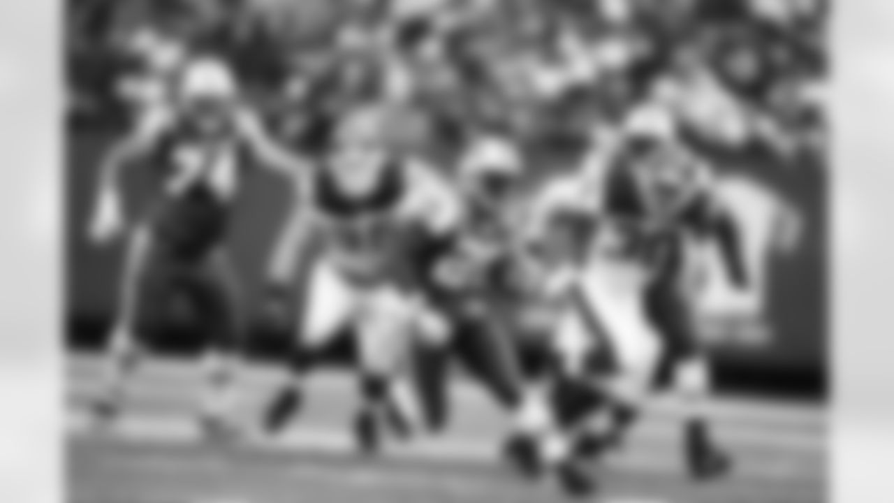 On his only rushing attempt of the game, RB Leon Washington runs for 47 yards and a touchdown as the Jets win a close one, 31-27 at home on 12/14/08.