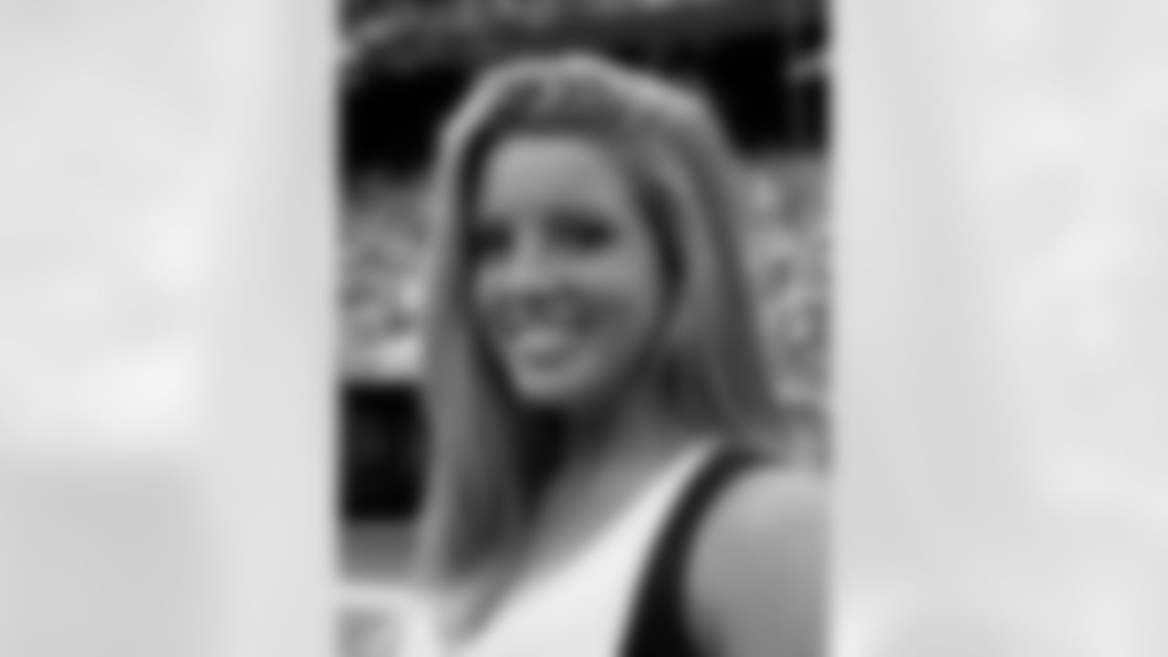 Laura V. 2009 Flight Crew Member Photos