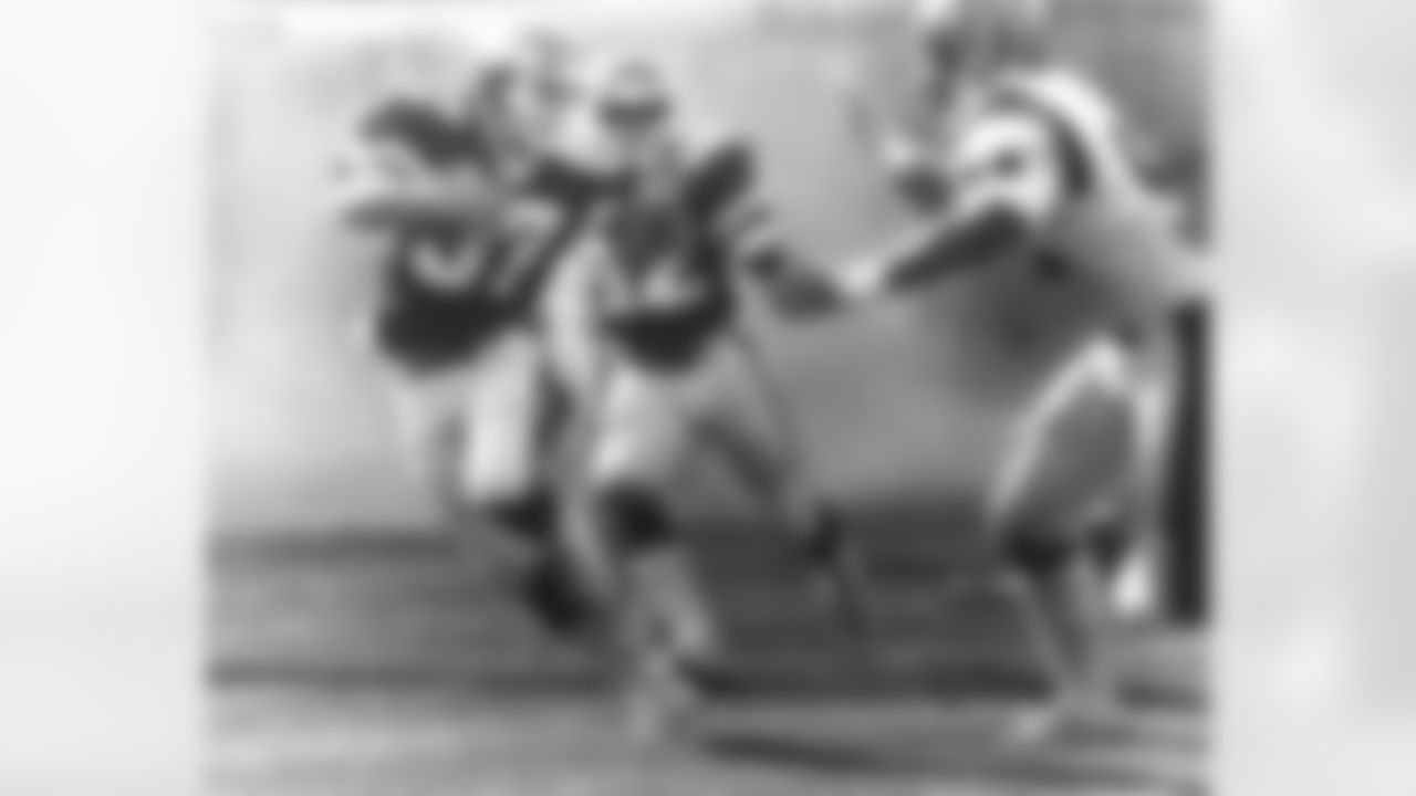 WR Kurt Sohn does his best Heisman Trophy impression as he attempts to evade a Bengals defender in a game which the Jets lost by one point, 31-30 on 9/13/81 at Shea Stadium.