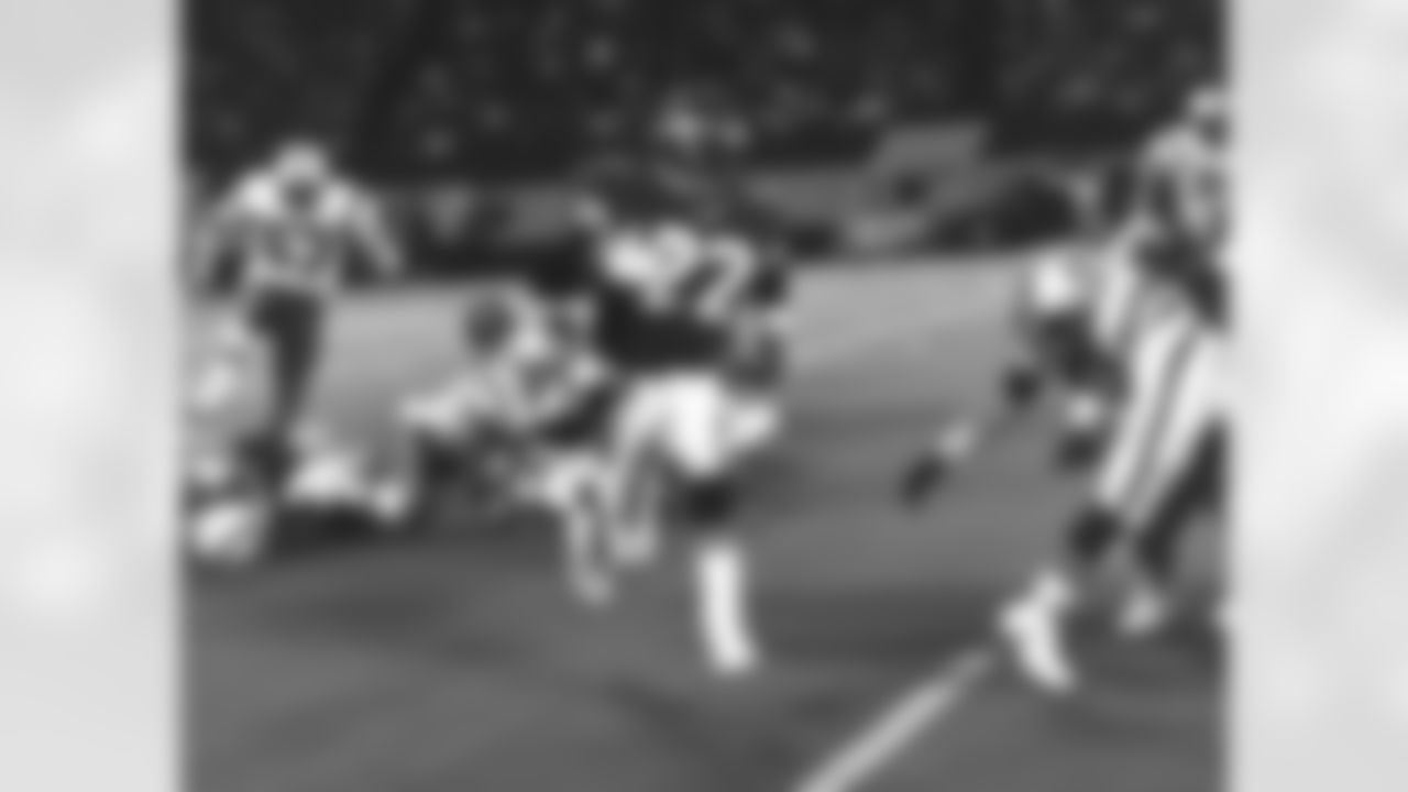 Two-time Pro Bowl FS Erik McMillan returns a kick 29 yards during the Jets 30-21 Sunday night win, 10/4/92.