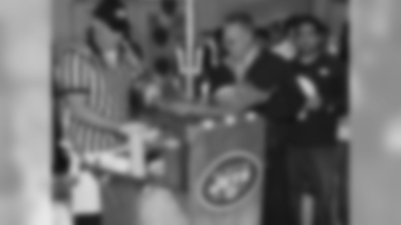 JetBlue Unveils New York Jets Airplane