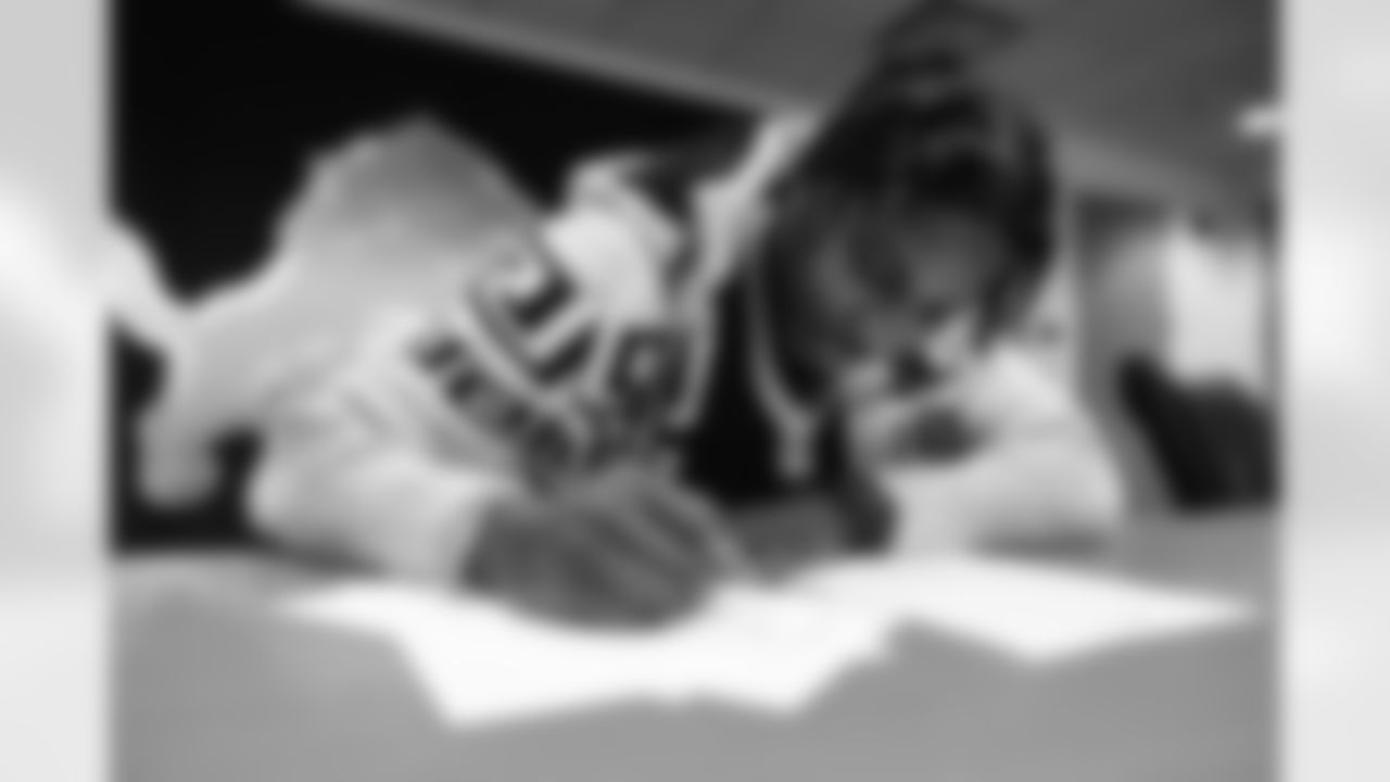 Detroit Lions safety Tracy Walker (21) signing his contract in Allen Park, MI on March 15, 2022. (Jeff Nguyen/Detroit Lions)