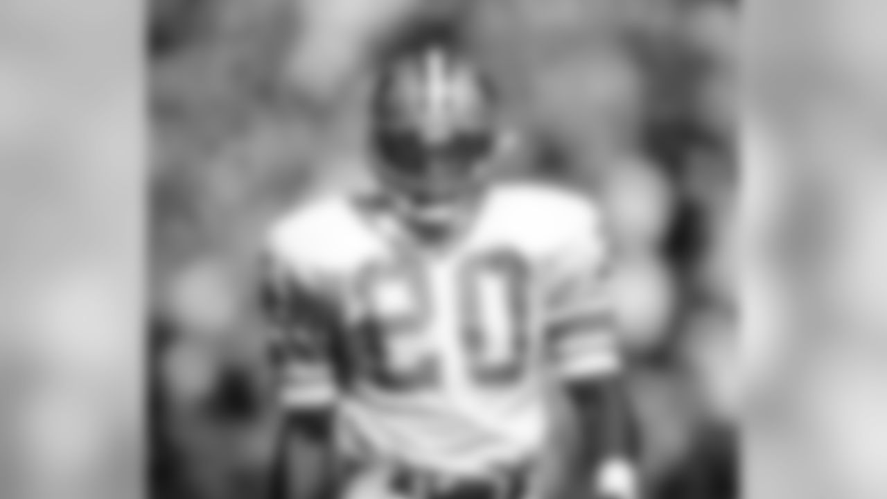 Detroit Lions running back Billy Sims (20) during the Lions 27-21 loss to the Denver Broncos on Oct. 11, 1981 at Mile High Stadium in Denver, Colo. (AP Photo / Al Messerschmidt)