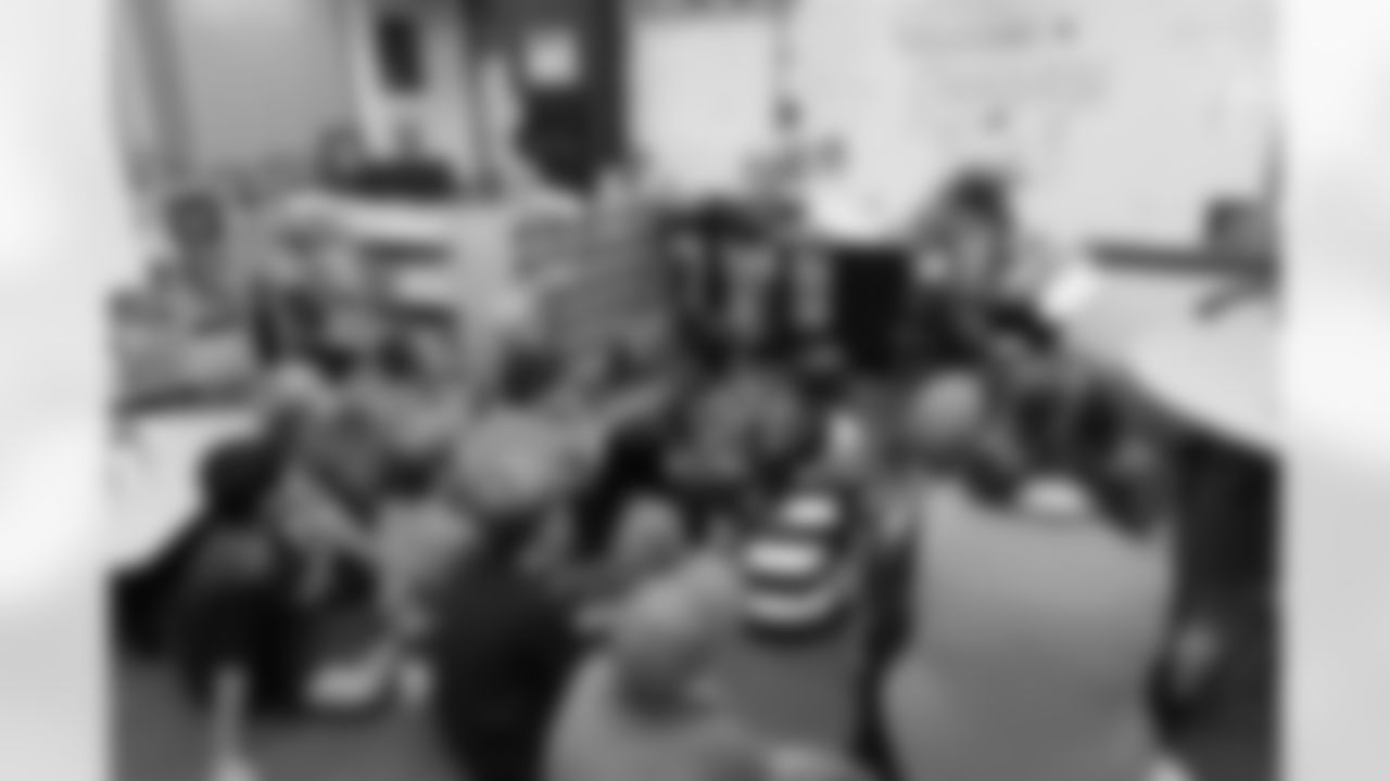 Golden Tate rewards the elementary class that collected the most coats to donate to Michigan veterans with a visit.