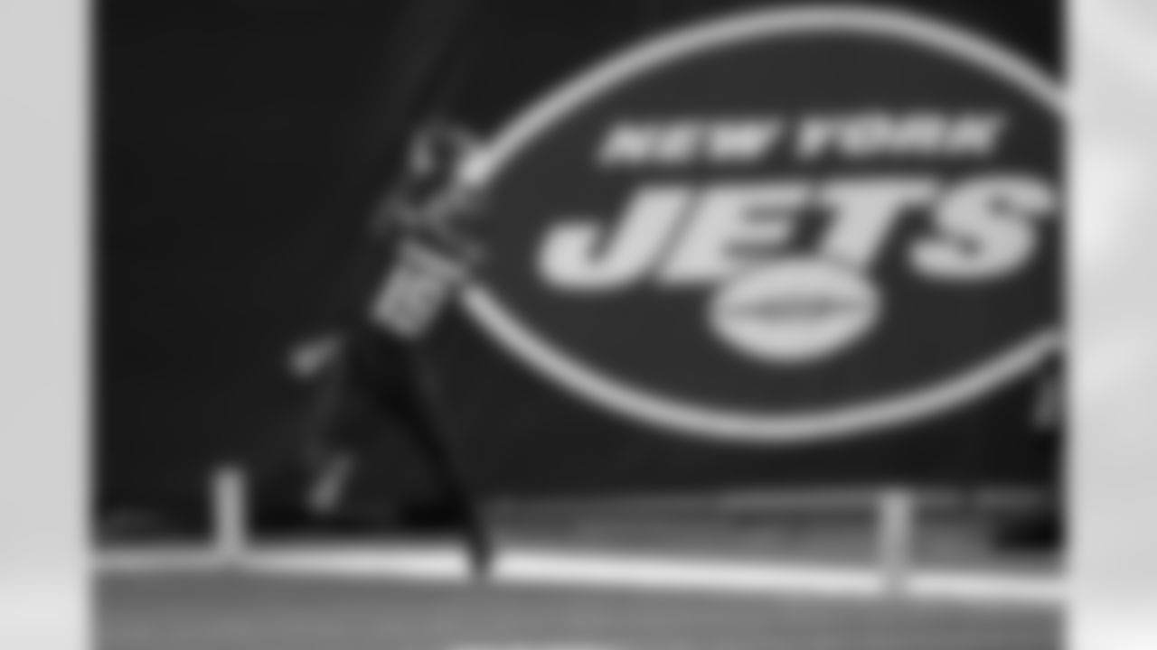 New York Jets wide receiver Breshad Perriman (19) makes a touchdown catch during an NFL football game against the New England Patriots, Monday, Nov. 9, 2020, in East Rutherford, N.J. (AP Photo/Adam Hunger)