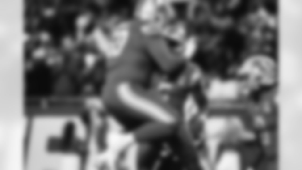 Detroit Lions tackle Penei Sewell (58) and Detroit Lions running back David Montgomery (5) celebrate after a touchdown during a NFL game against the Carolina Panthers on Sunday, Oct. 8, 2023 in Detroit, MI. (Jeff Nguyen/Detroit Lions)