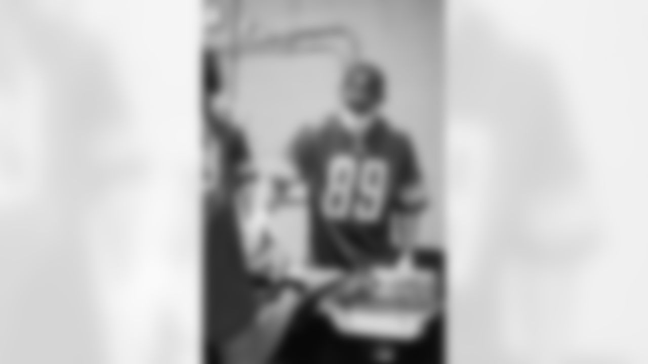 Detroit Lions tight end Brock Wright (89), the Detroit Lions and Kroger partner to provide fresh food and lunch for Detroit Lions Academy students at Detroit Lions Academy in Detroit, MI on November 30th, 2021. (Steven Stark/Detroit Lions)
