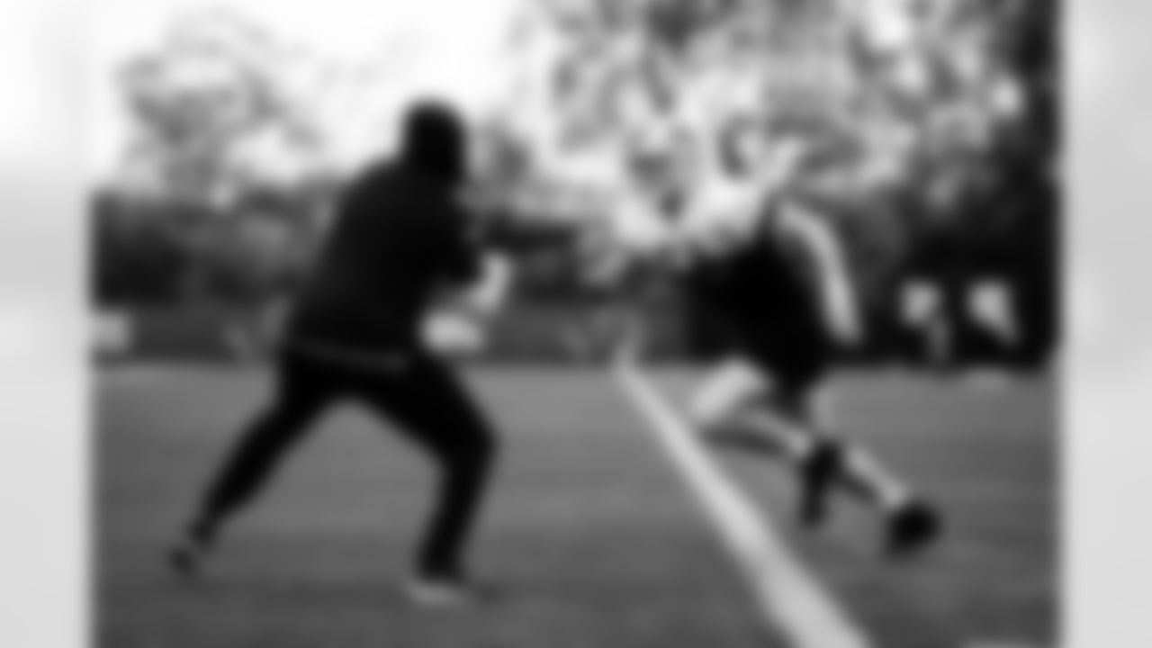 Detroit Lions Linebackers Coach Kelvin Sheppard, Detroit Lions defensive lineman Aidan Hutchinson (97) during practice at the Lions training facility in Allen Park, MI on October 13, 2023. (Jeff Nguyen/Detroit Lions)