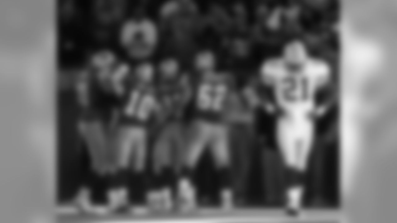 Green Bay Packers cornerback Craig Newsome (21) walks away from the endzone as the Detroit Lions celebrate running back Barry Sanders touchdown in the fourth quarter at the Silverdome in Pontiac, Mich., Thursday, Oct. 15, 1998. The Lions defeated the Packers 27-20. (AP Photo/Carlos Osorio)