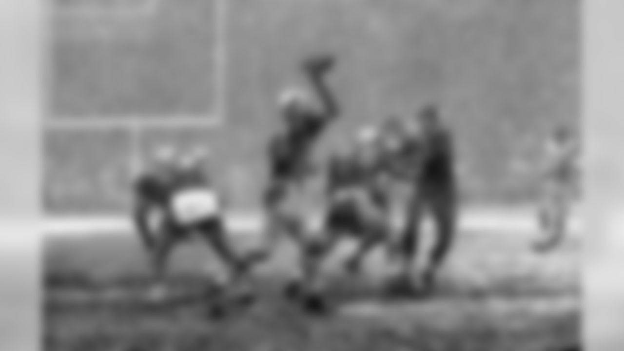 Detroit Lions quarterback Greg Landry (11) gets set to throw a pass during an NFL game against the Minnesota Vikings Nov. 27, 1969, in Detroit. (Tony Tomsic via AP)