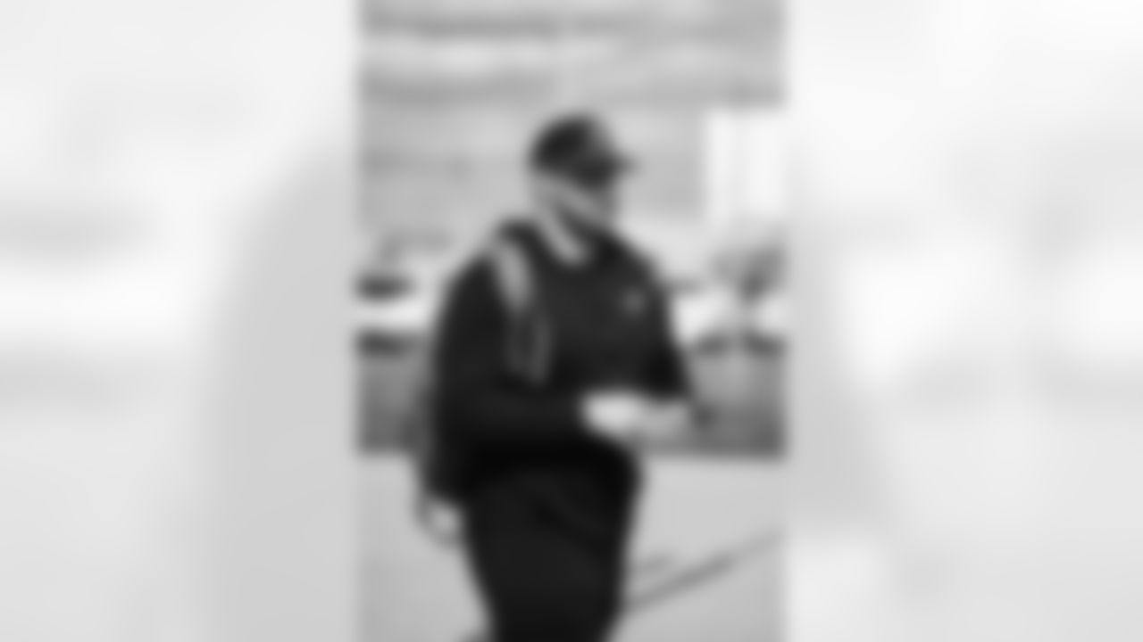 Detroit Lions center Frank Ragnow (77) traveling to Providence on October 8, 2022. (Jeff Nguyen/Detroit Lions)