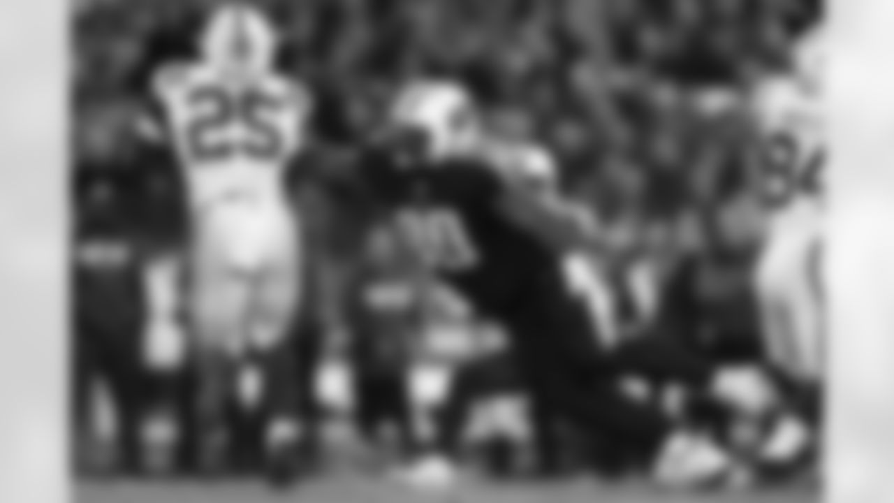 Defensive tackle DaQuan Jones