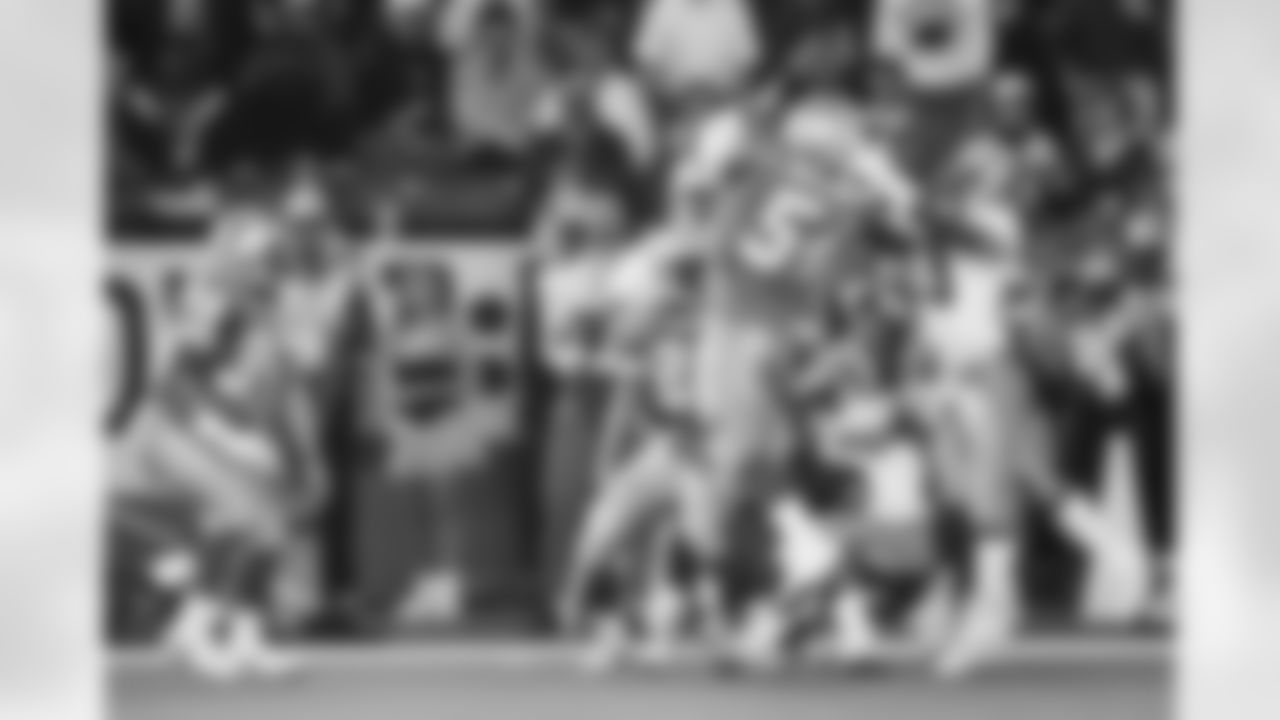 Detroit Lions Chris Spielman (54) intercepts a pass during the NFL football game against the Dallas Cowboys on January 5, 1992 in Detroit, Michigan. The Lions won the game 38-6. (AP Photo/Paul Spinelli)