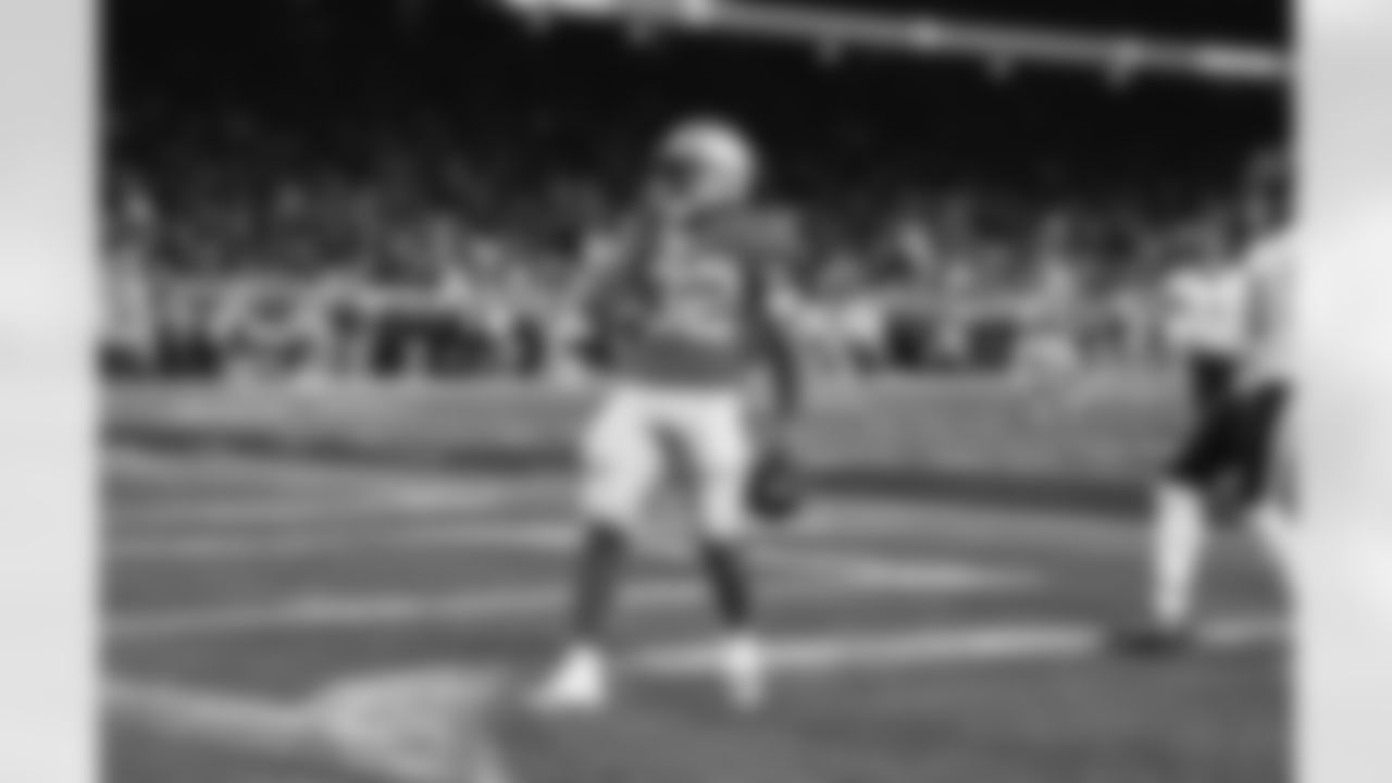 Detroit Lions running back D'Andre Swift (32) scores a touchdown during a NFL football game against the Chicago Bears on Sunday, January 1, 2023 in Detroit, MI. (Jeff Nguyen/Detroit Lions).