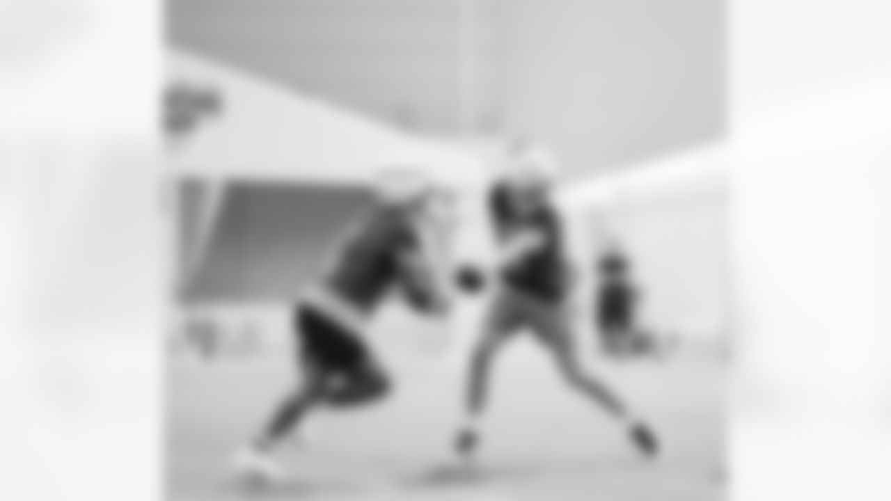 Detroit Lions running back David Montgomery (5), Detroit Lions quarterback Jared Goff (16) during training camp at the Lions training facility in Allen Park, MI on July 25, 2023. (Jeff Nguyen/Detroit Lions)