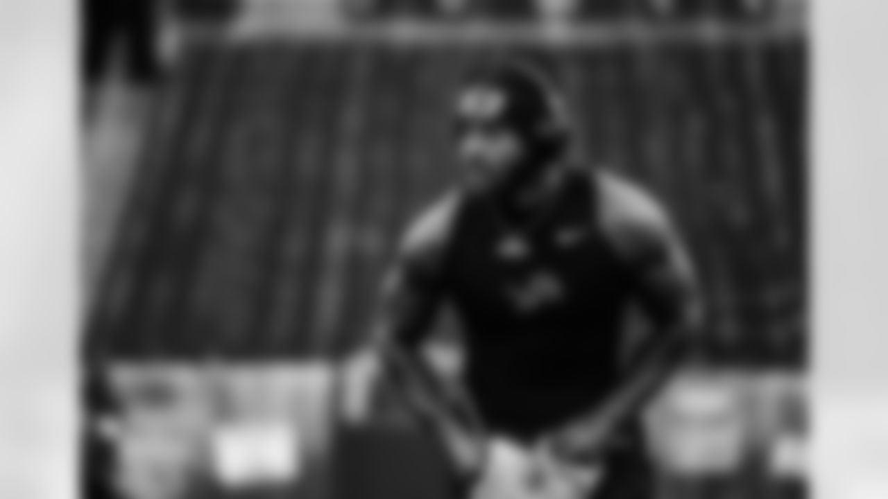 Detroit Lions running back D'Andre Swift (32) warms up before a NFL football game against the Cleveland Browns on Sunday, November 21, 2021 in Cleveland, OH. (Jeff Nguyen/Detroit Lions).