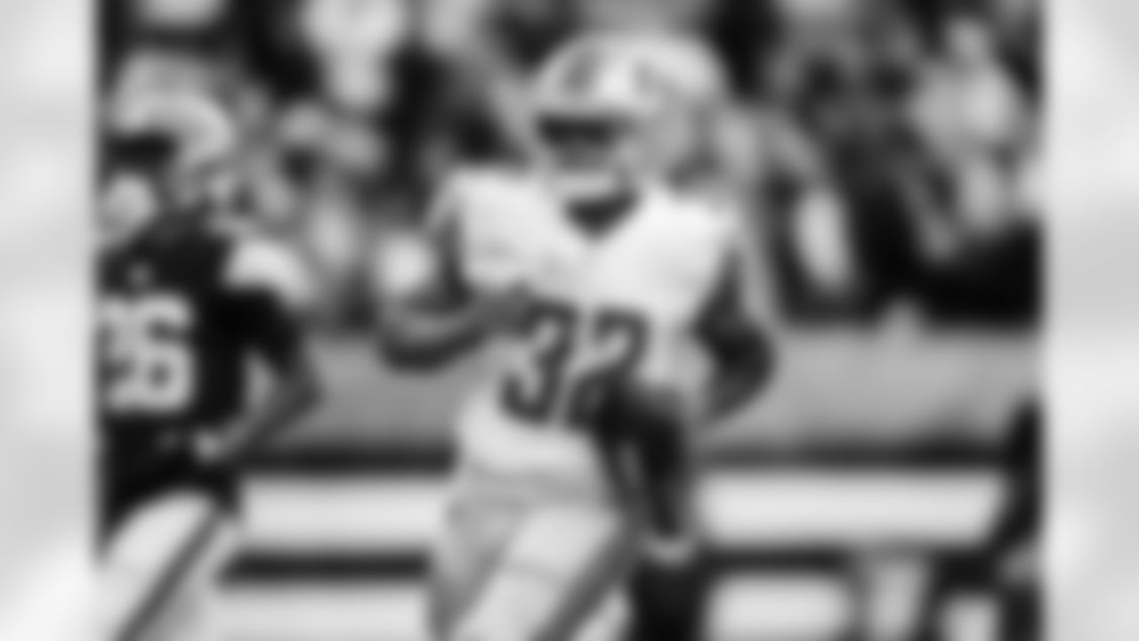 Detroit Lions running back D'Andre Swift (32) rushes for a touchdown during a NFL football game against the Cleveland Browns on Sunday, November 21, 2021 in Cleveland, OH. (Jeff Nguyen/Detroit Lions).