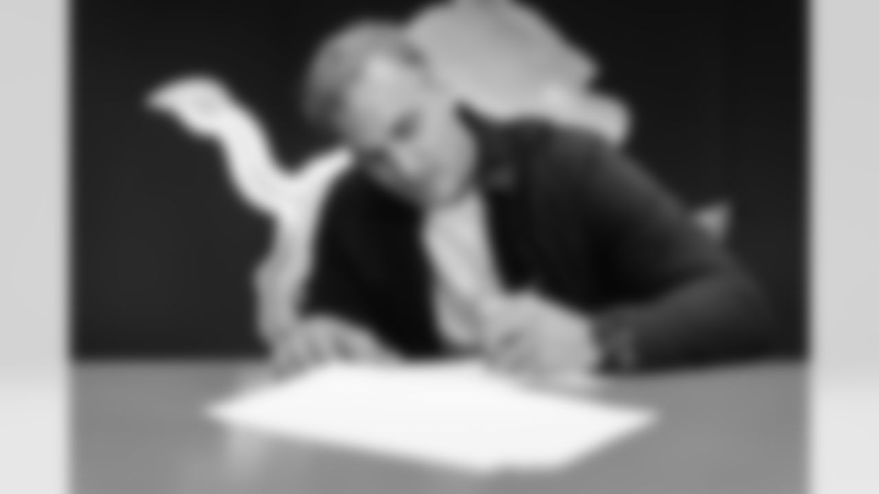 Detroit Lions linebacker Alex Anzalone (34) signing his contract at the Training Facility in Allen Park, MI on March 14, 2022. (Jeff Nguyen/Detroit Lions)