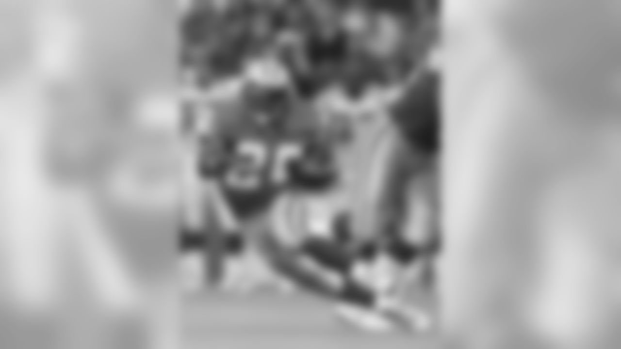 Detroit Lions running back Barry Sanders (20) looks for running room against the Minnesota Vikings during the second quarter at the Silverdome in Pontiac, Mich., Sunday, Nov. 16, 1997. (AP Photo/Duane Burleson)