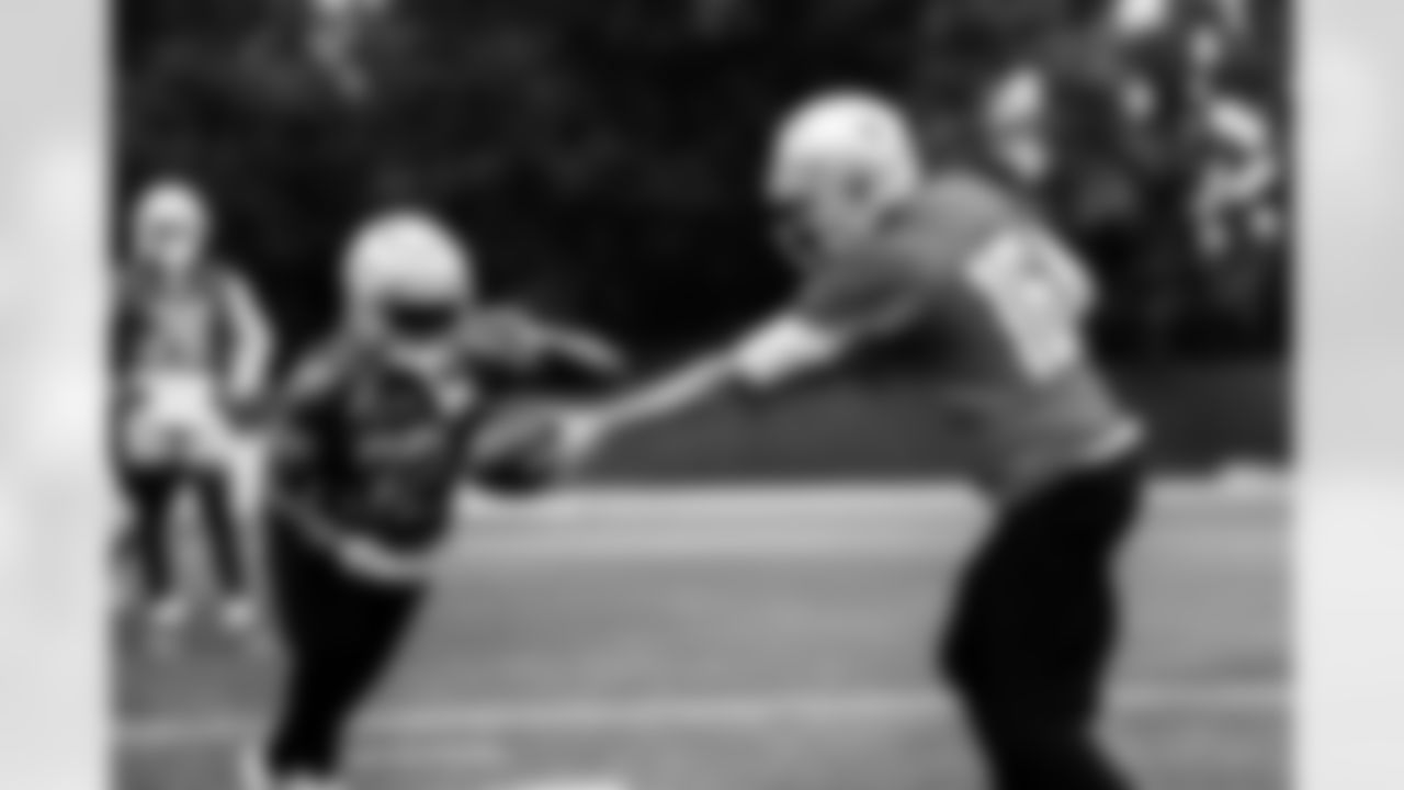 Detroit Lions running back D'Andre Swift (32), Detroit Lions quarterback Jared Goff (16) during OTAs at the Lions training facility in Allen Park, MI on May 26, 2022. (Jeff Nguyen/Detroit Lions)