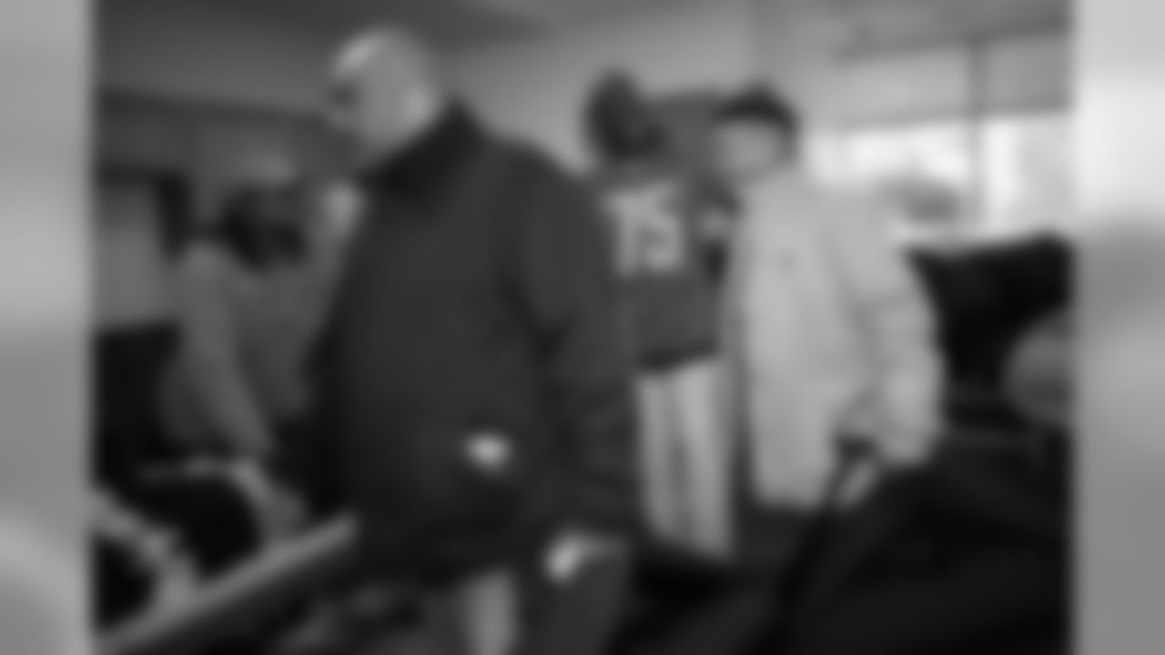 Lomas Brown helps distribute Empowerment Plan coats, socks and hand warmers to homeless veterans on Thursday, Nov. 8, 2018 in Detroit.