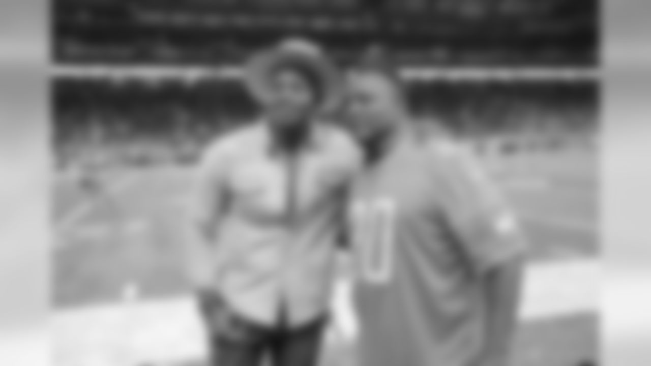 Jimmie Allen and Barry Sanders before a NFL football game against the Chicago Bears Thursday, Nov. 28, 2019 in Detroit. (Detroit Lions via AP).