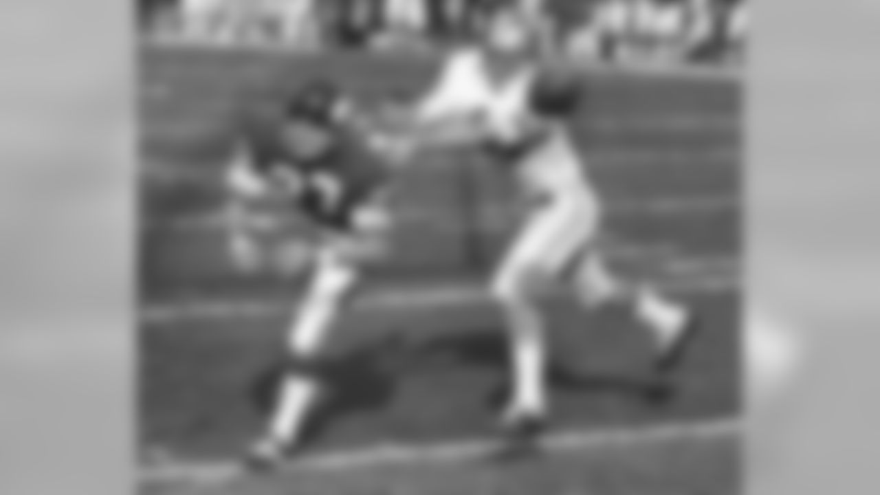 Detroit Lions Dick LeBeau (44) reaches for Minnesota Viking's Bob Grim (27) who missed pass on goal line from Viking quarterback Gary Cuozzo in first half of National Football Conference game on Sunday, Nov. 15, 1970 in the Twin Cities, Minneapolis. (AP Photo)