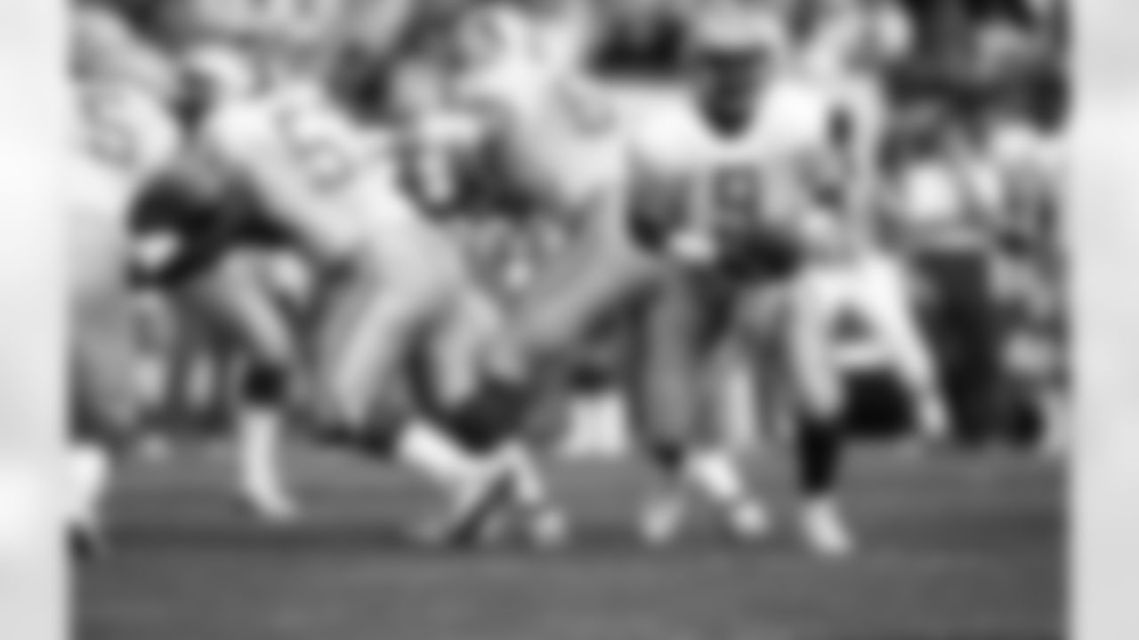 Detroit Lions rookie quarterback Rodney Peete (9) turns to handoff during an NFL game against the Green Bay Packers in Milwaukee on October 29, 1989. The Packers defeated Lions 23-20 in overtime. (AP Photo/Vernon Biever)