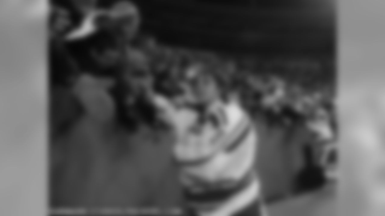 Fans, Players Soak Up Frozen Tundra Hockey Classic
