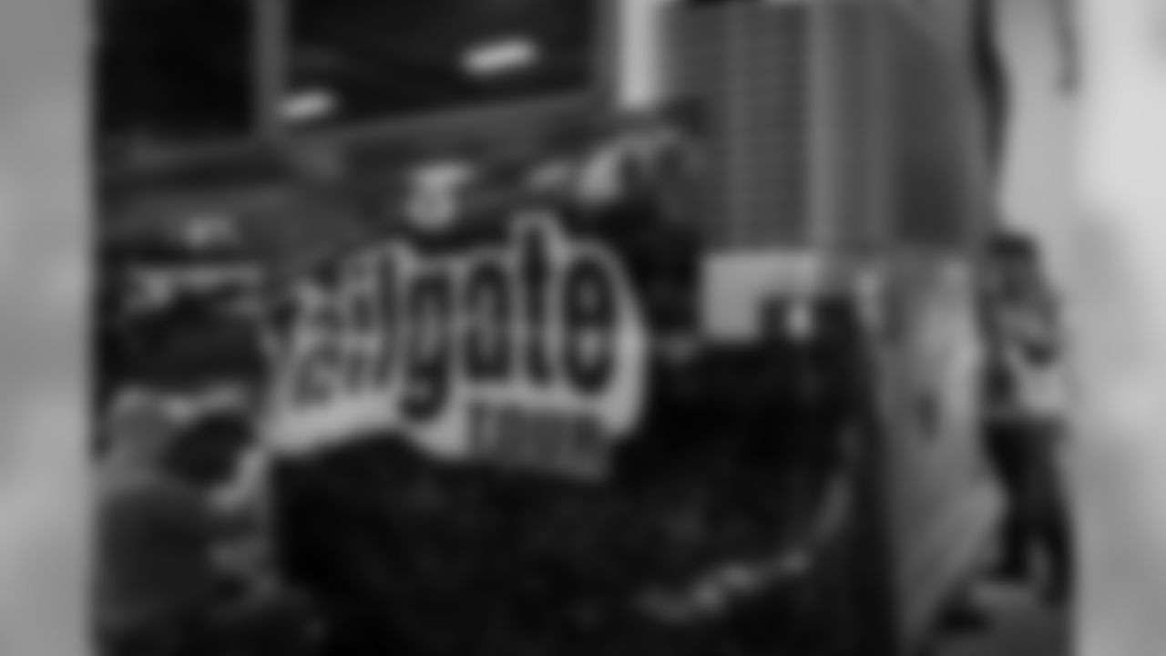 190408-tailgate-tour-bus-wrap-10