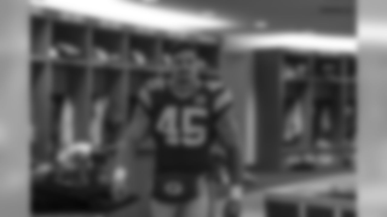 181209-locker-room-pass-07
