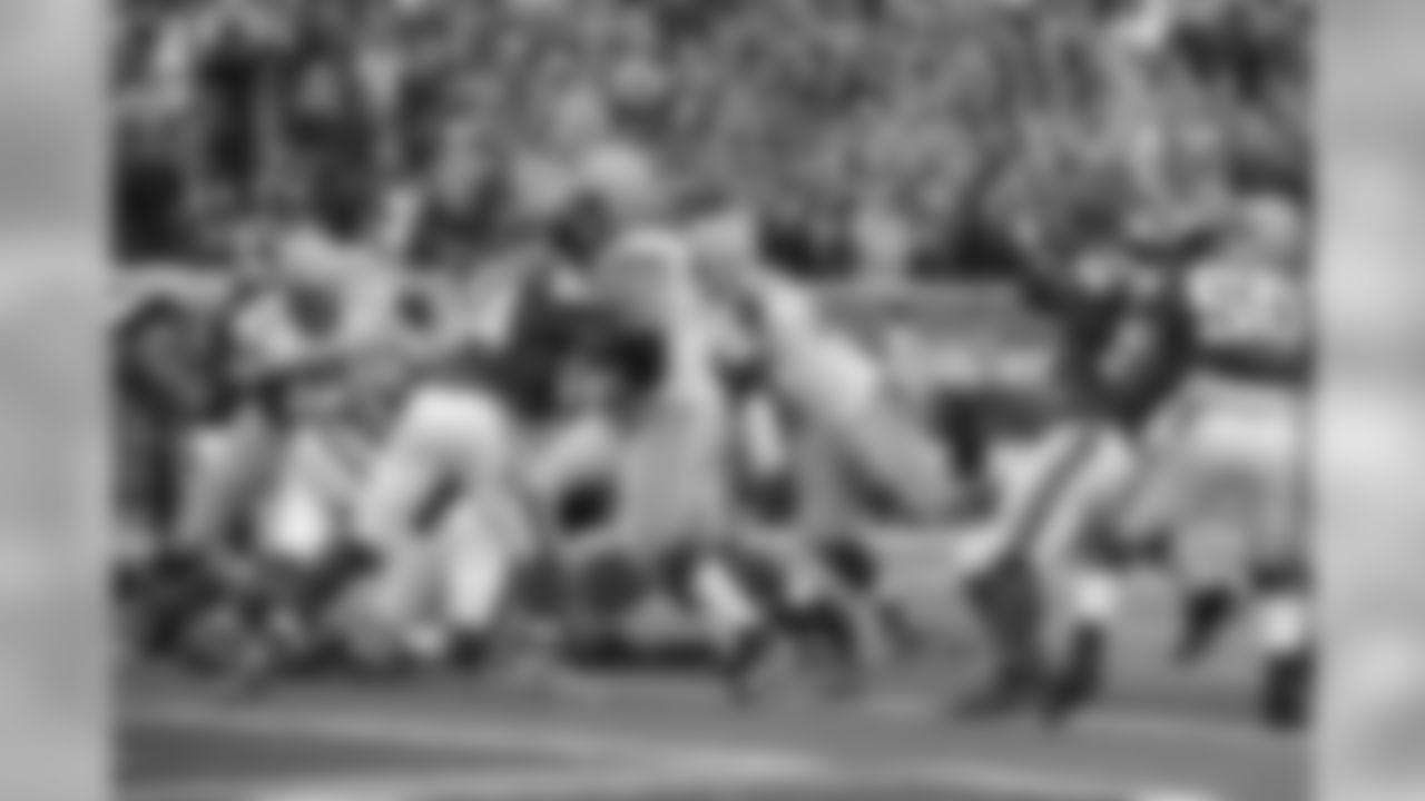 Eddie Lacy plunged for the touchdown from the 1-yard line, and the Packers led, 7-0, with 1:34 to play in the first quarter.