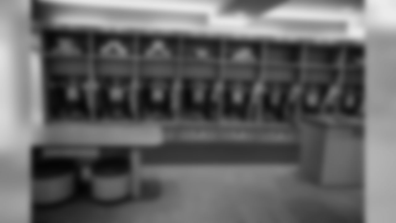 181111-locker-room-bobber-16