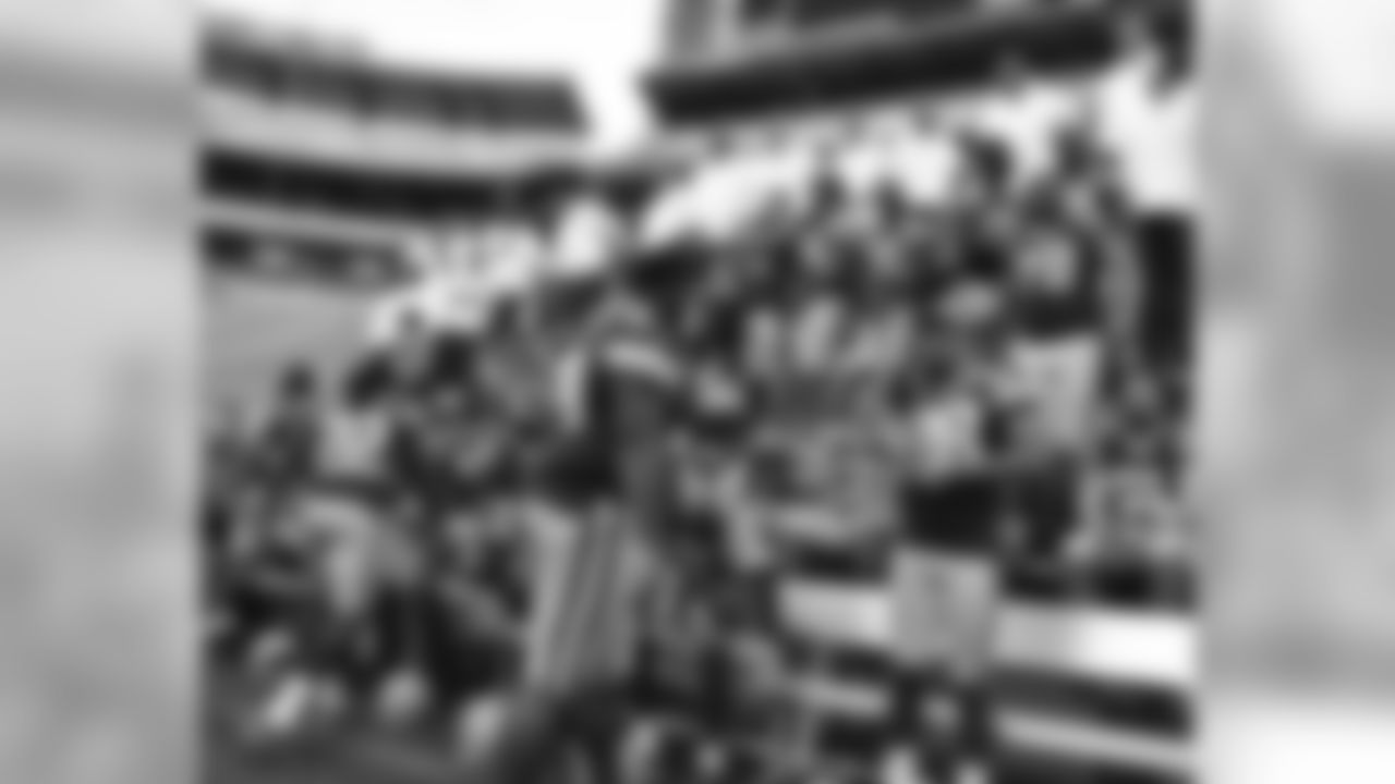 Packers line up for official team photo