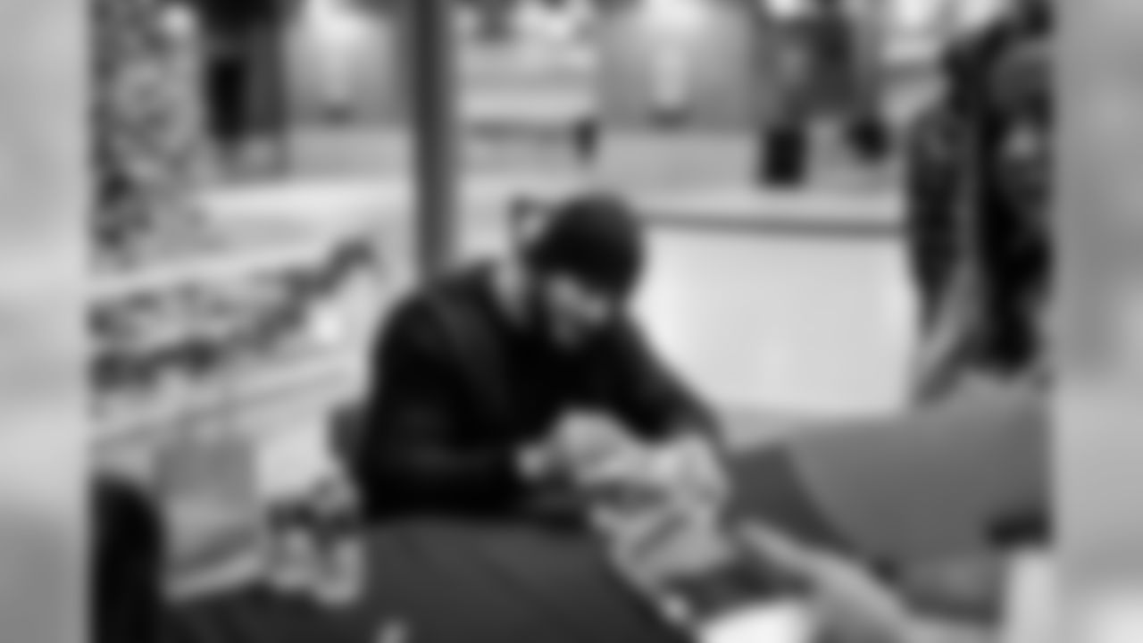 181217-salvation-army-autographys-17