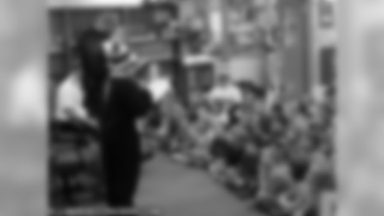 Lee Helps Kids 'Read Across America'