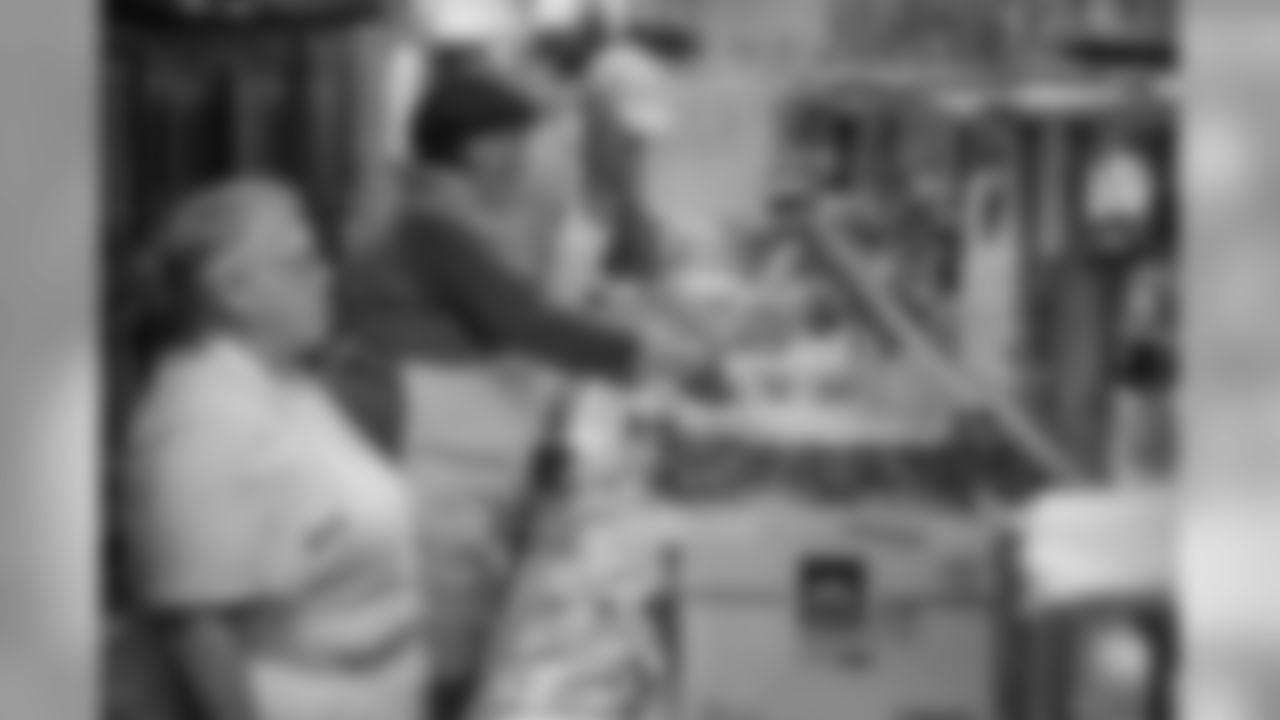 181121-thanksgiving-prep-melton-14