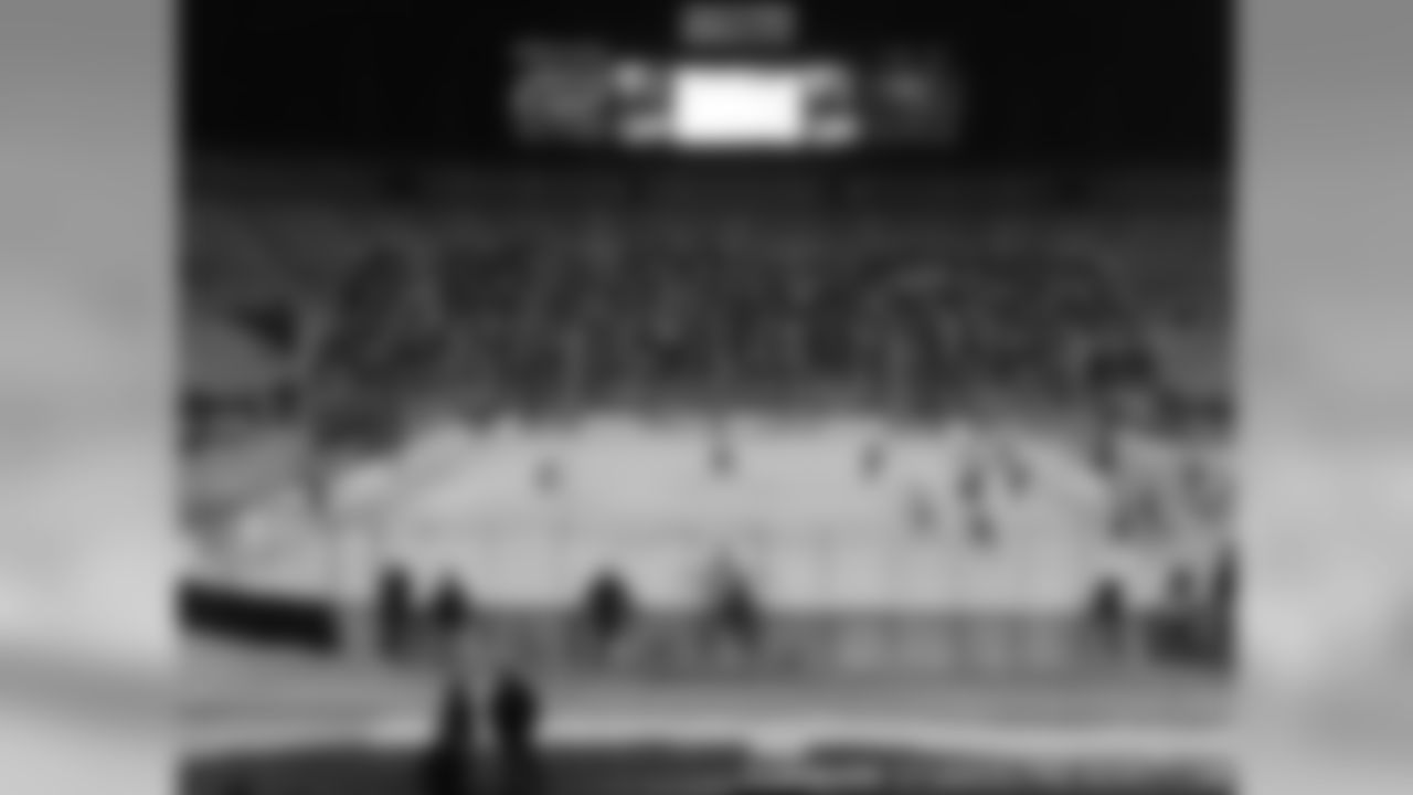 Fans, Players Soak Up Frozen Tundra Hockey Classic