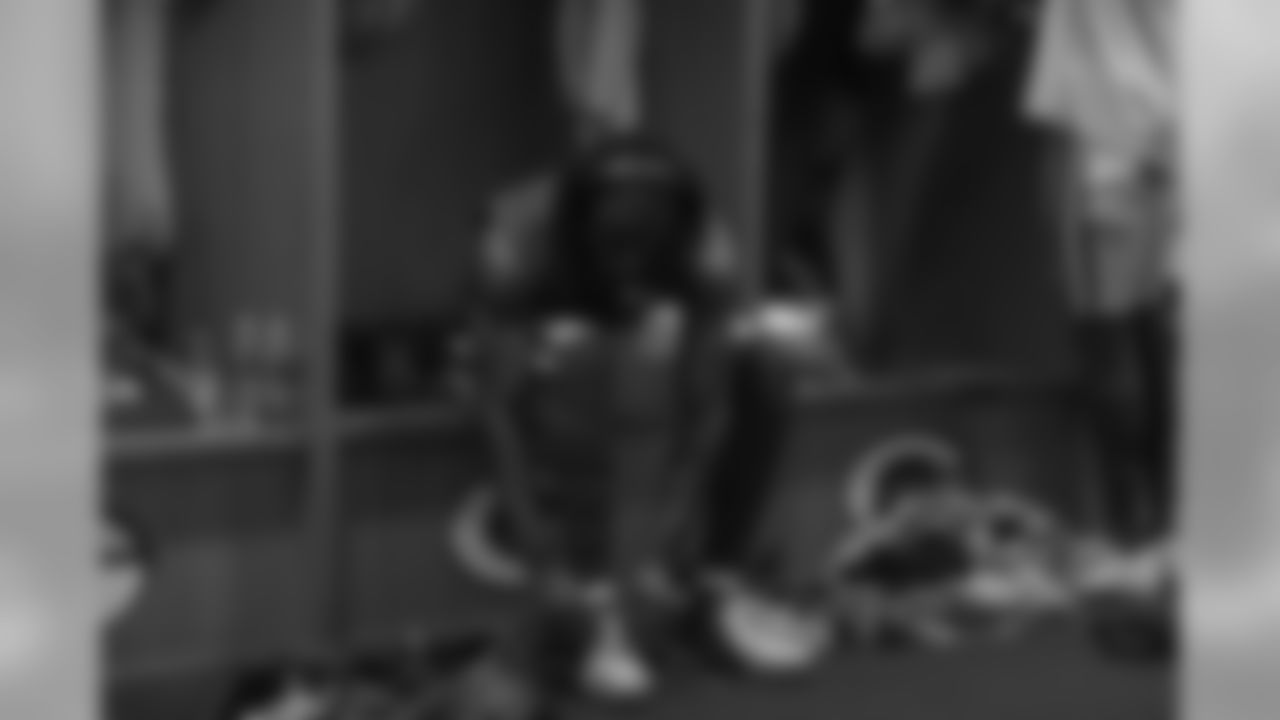 181016-49ers-locker-room-pass-12