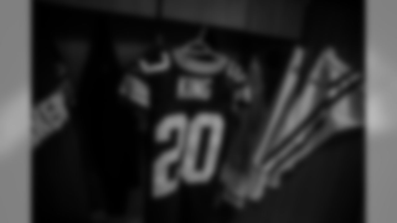 180816-packers-steelers-locker-bobber-20